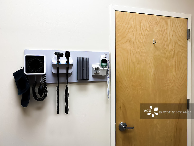 标准病人检查室内的壁挂式医疗诊断设备图片素材
