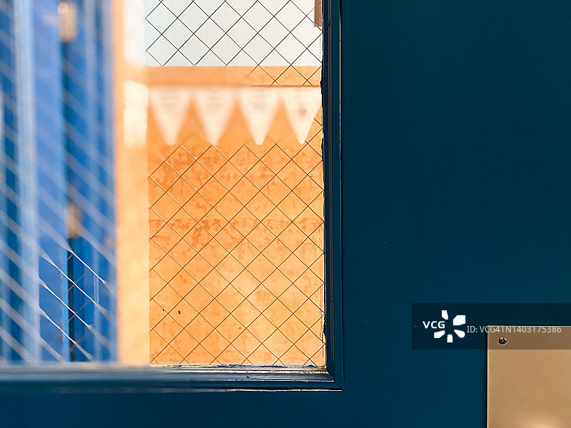 学校传统蓝色走廊门带小内嵌窗图片素材