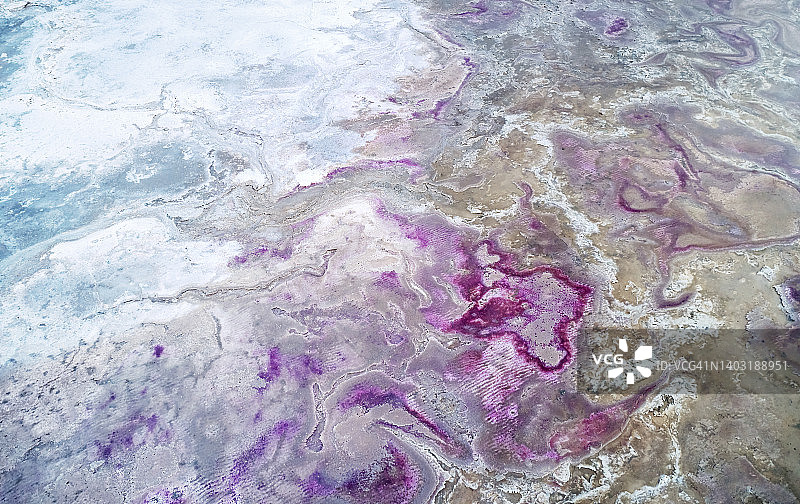 盐滩与嗜盐菌的抽象全景图片素材