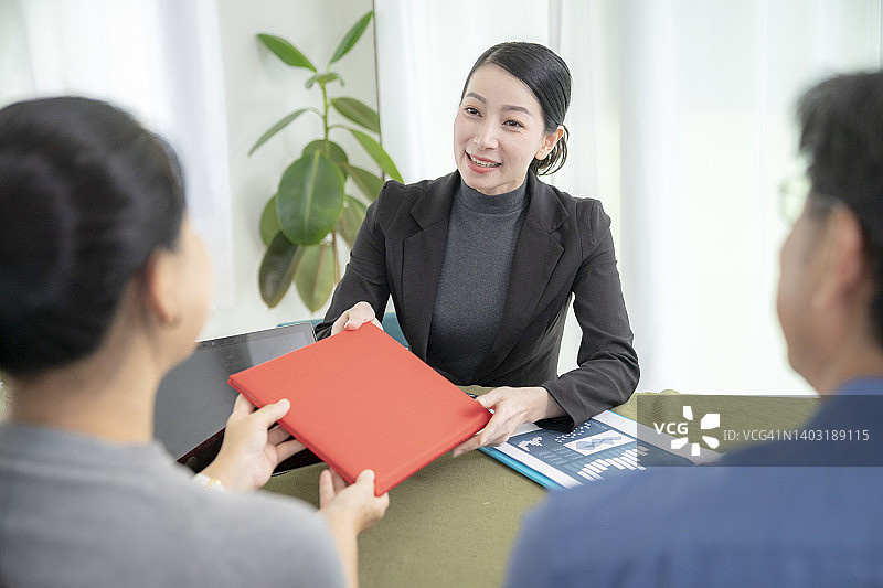 保险顾问拜访老年夫妇图片素材