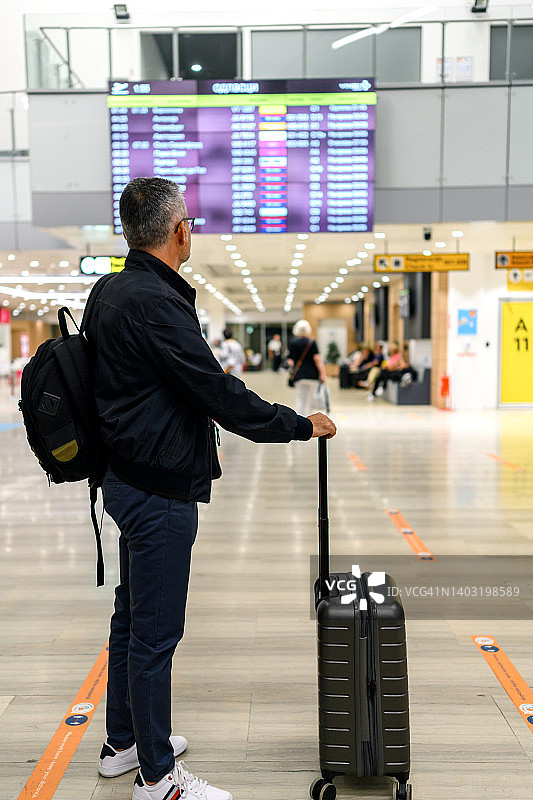 查看航班时刻表图片素材