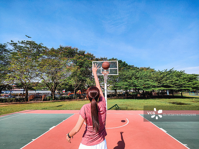 女篮球运动员向篮筐投掷罚球图片素材