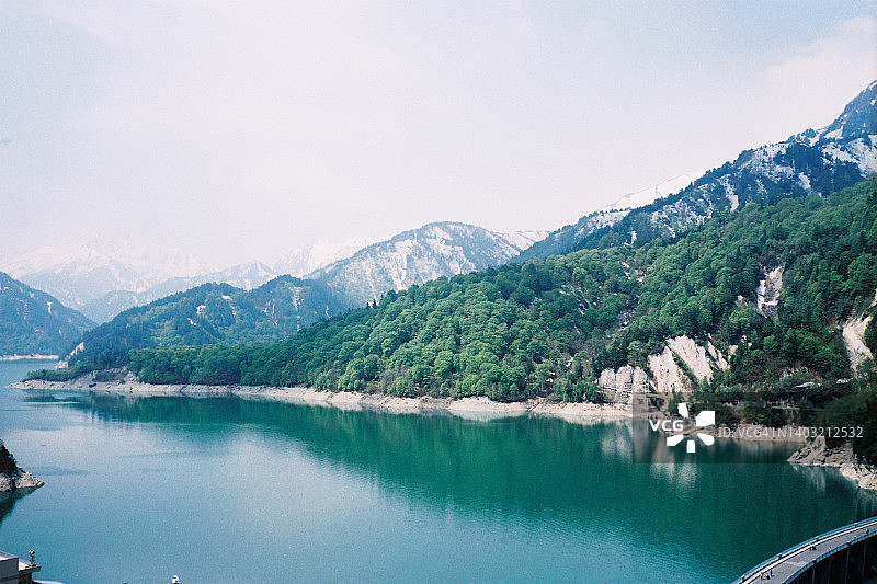 日本立山黑部阿尔卑斯山脉路线的黑部水坝（黑四水坝）图片素材