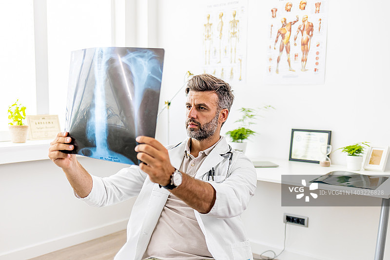 医生分析新冠肺炎患者的X光片图片素材