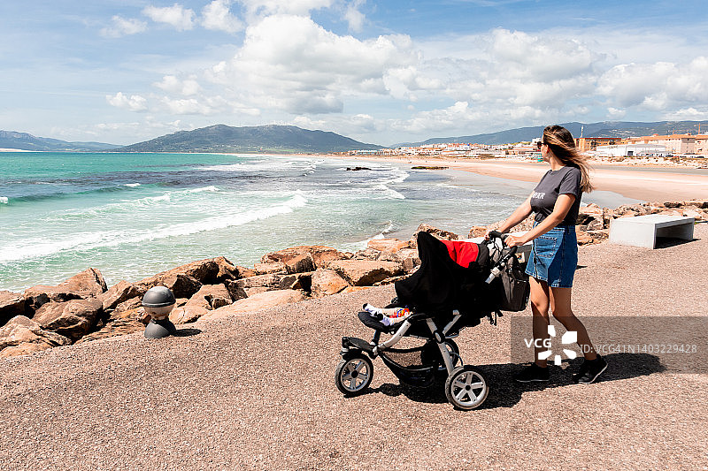在西班牙加的斯塔里法镇散步的母婴图片素材