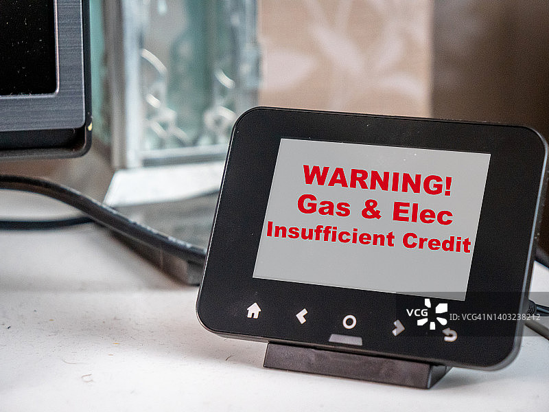 能源智能电表显示房屋能源预算超支警告，电费上涨导致能源成本飙升图片素材