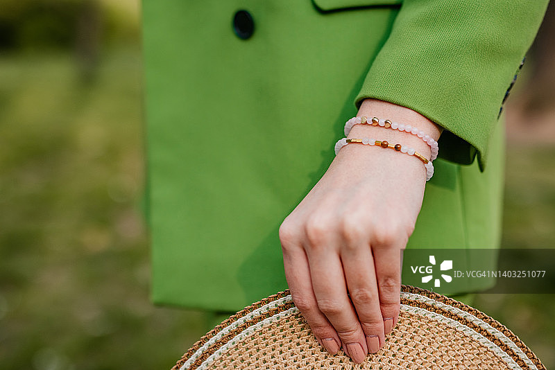 年轻女子手镯特写图片素材