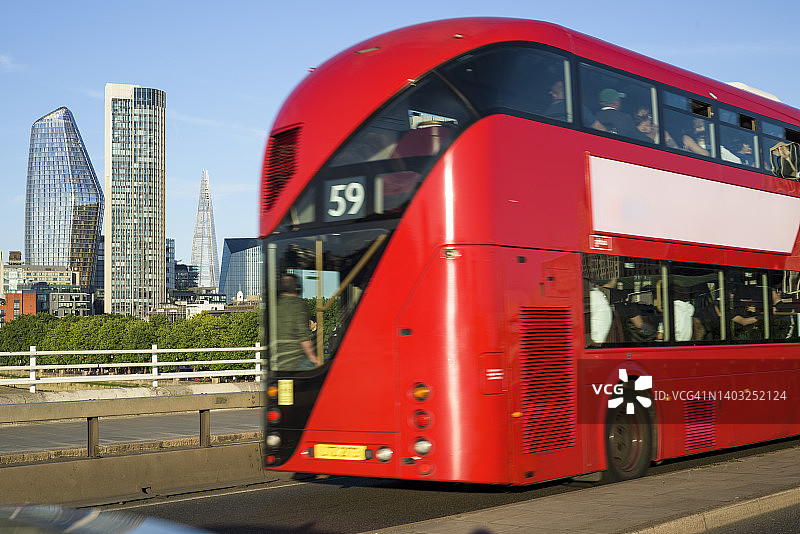 在伦敦乘坐巴士通勤图片素材