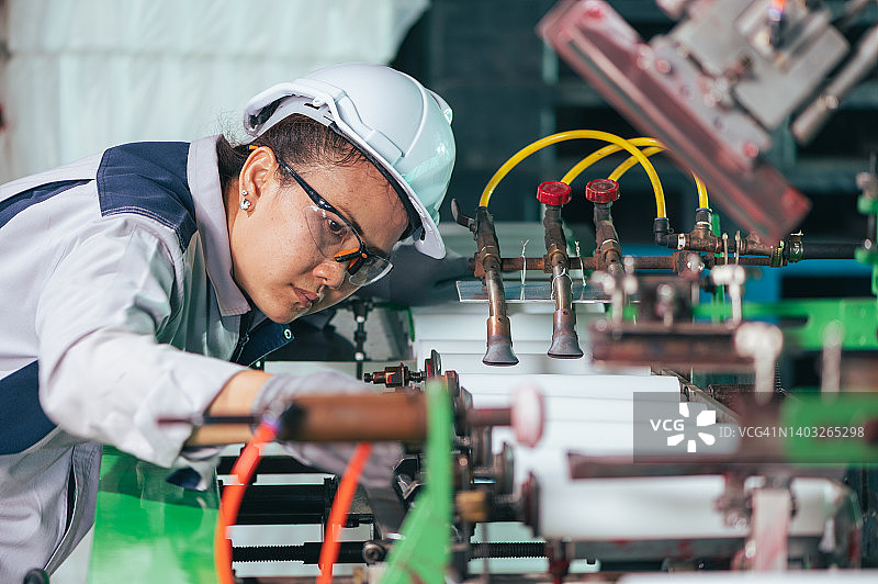 女技术员在工厂使用机器图片素材