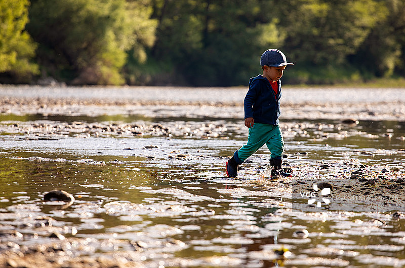 在浅水中玩耍的小孩图片素材