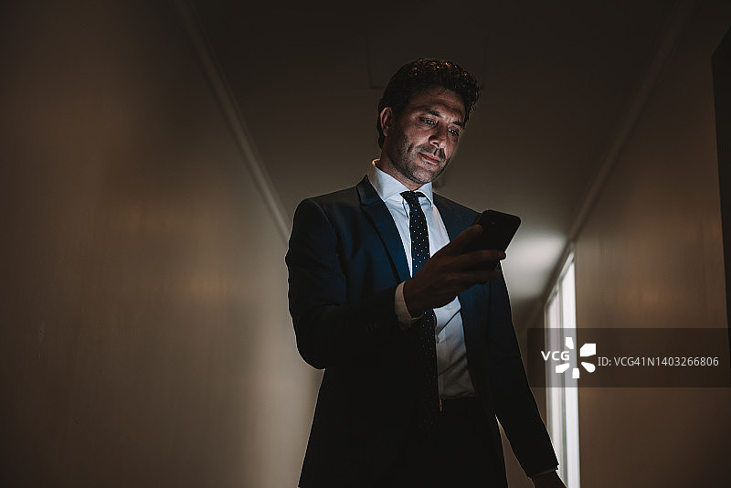 商人发短信并走向酒店房间图片素材