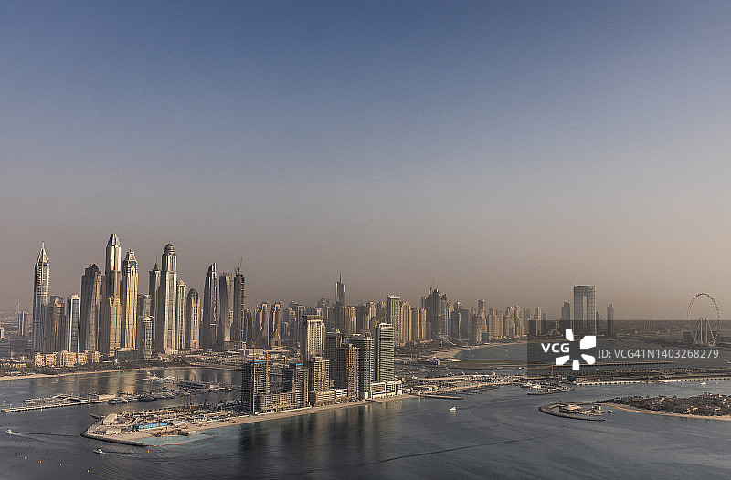 阳光明媚的迪拜码头高角度照片，阿拉伯联合酋长国迪拜图片素材