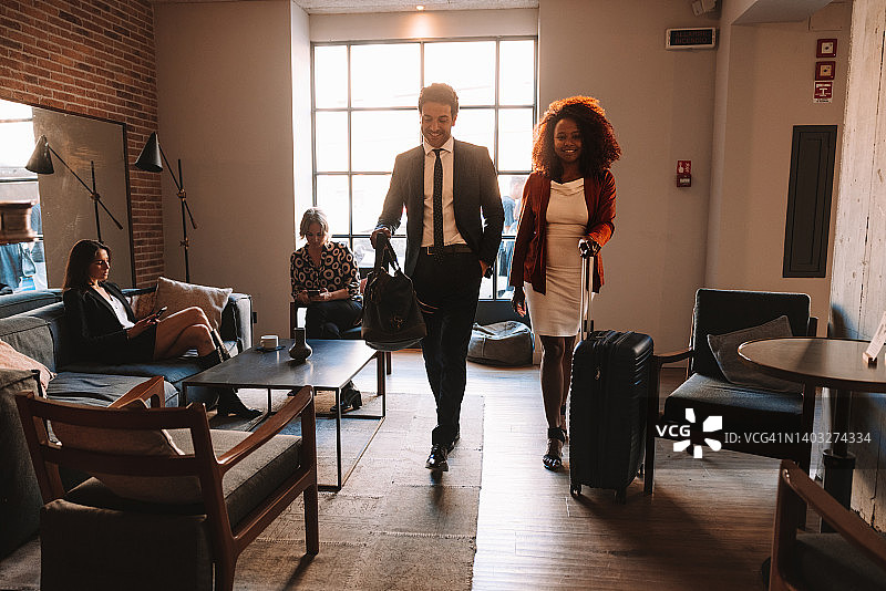 商务情侣入住酒店图片素材