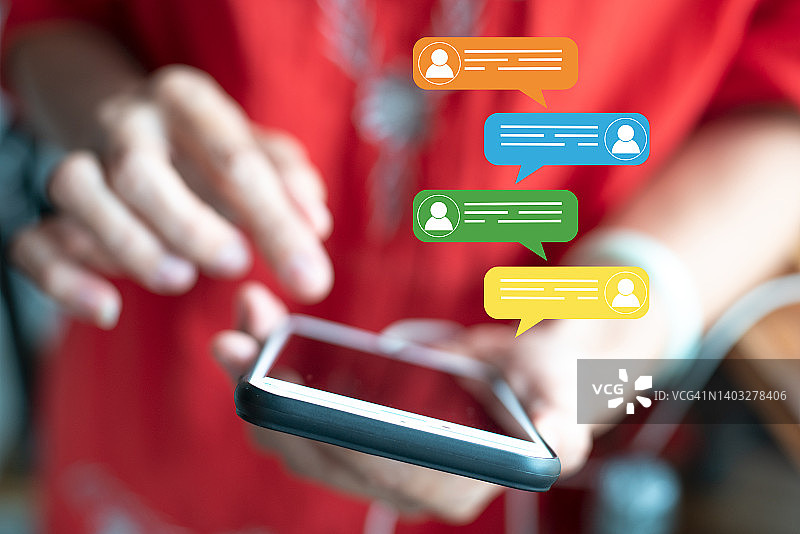 女人在手机上打字，使用App进行在线聊天，沟通数字网络图片素材