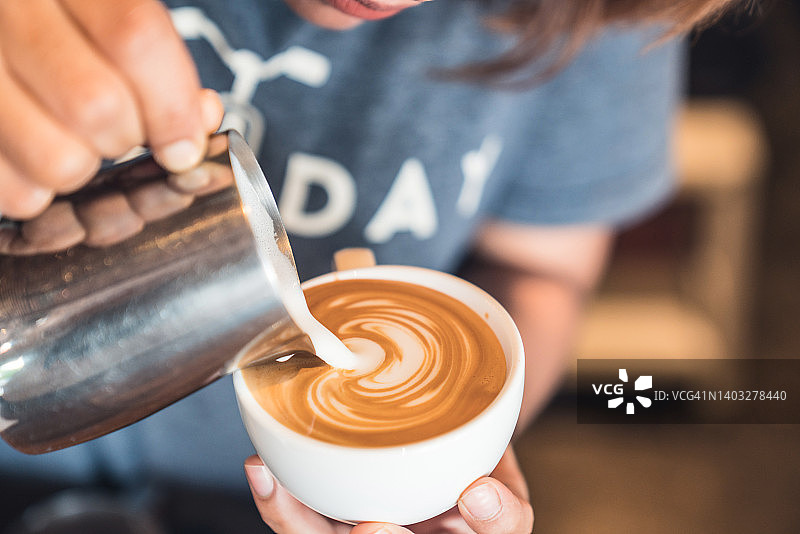 如何制作咖啡拉花艺术图片素材