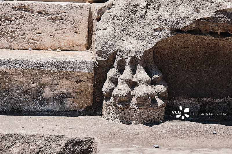 土耳其锡德古城中的古代圆形剧场局部图片素材
