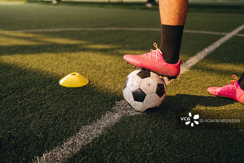 亚洲男人和朋友一起踢足球图片素材