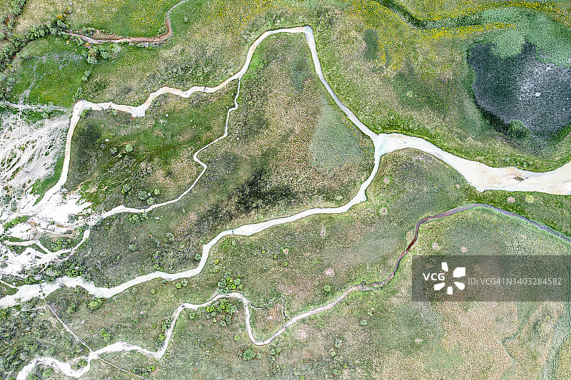 流入多洛米蒂多比亚科湖的河流。图片素材