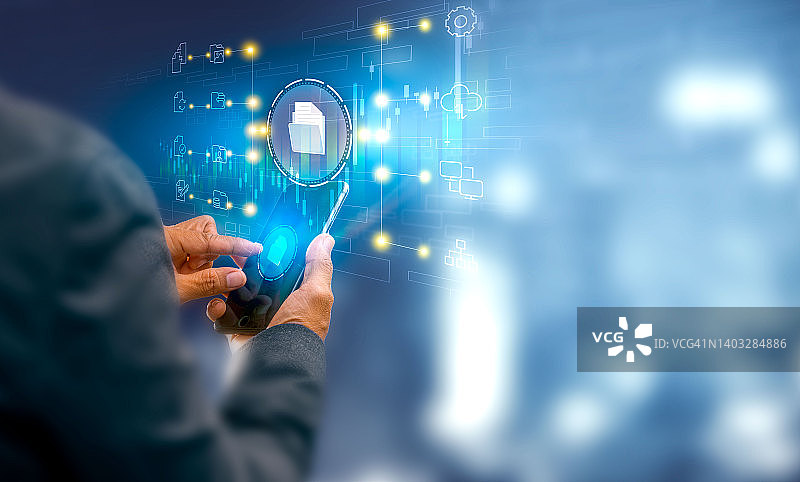 商人使用电脑进行在线文档管理，建立数字文件存储系统图片素材