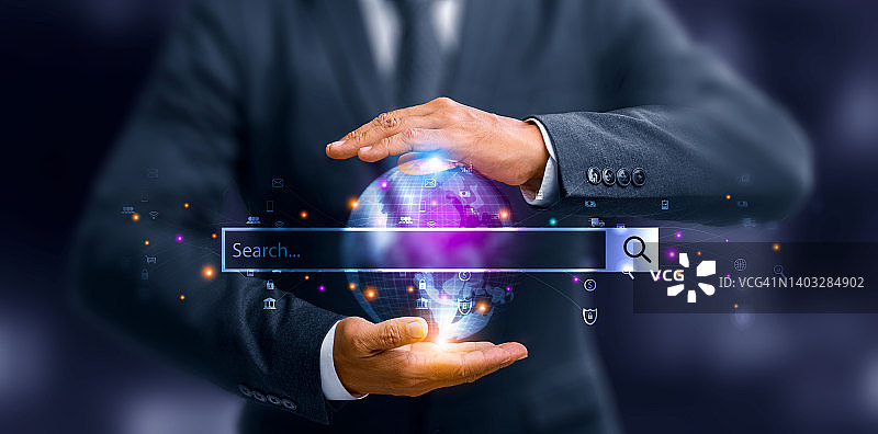 商务人士使用互联网获取信息和浏览信息网络图片素材