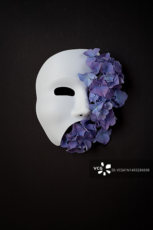 白色口罩和紫色花朵图片素材