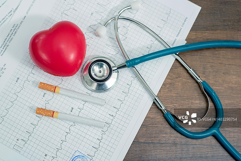 心电图报告上的红色听诊器图片素材