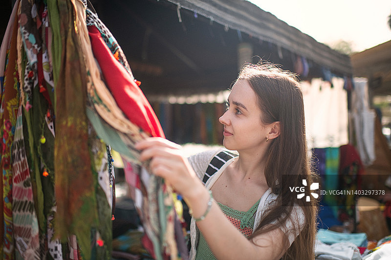 年轻女子在土耳其旅行图片素材