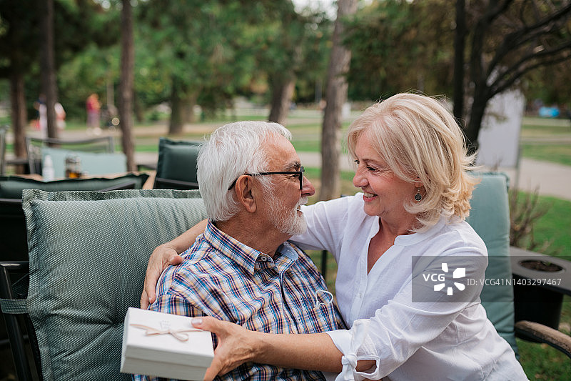 已婚老年夫妇庆祝结婚纪念日图片素材