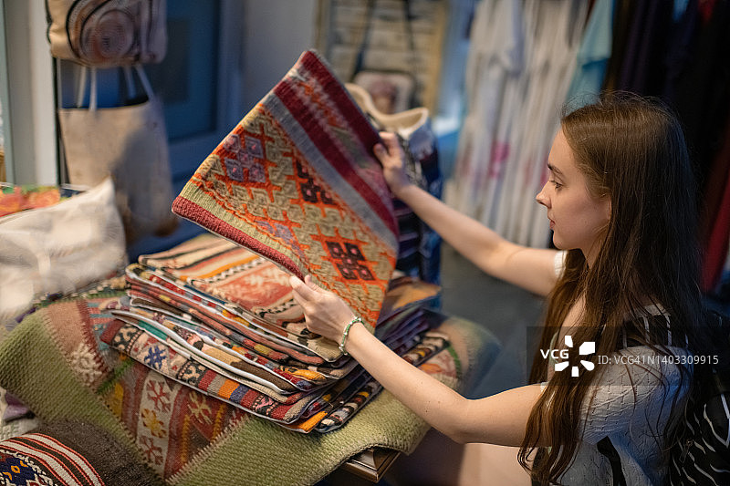 傍晚在土耳其旅行的年轻女子图片素材