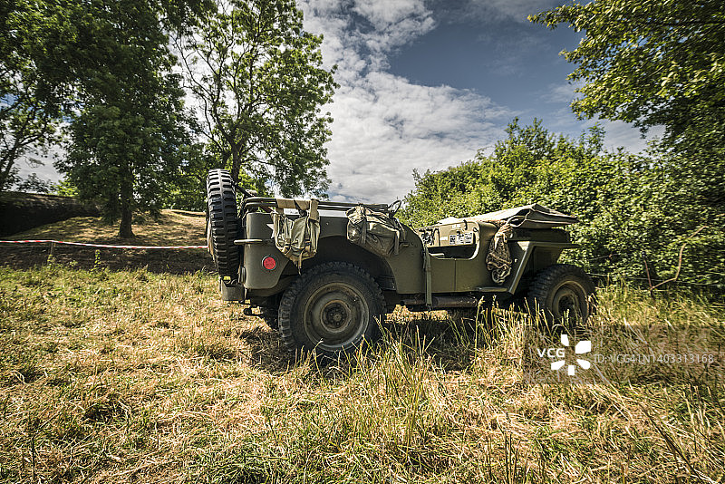 法国诺曼底阿泽维尔炮台的德国防御工事中的旧美国二战车辆图片素材