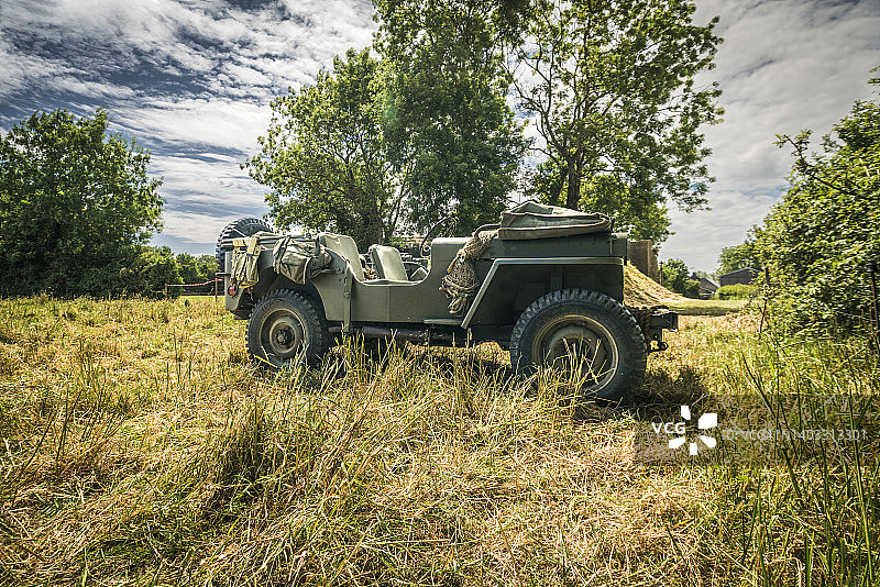 法国诺曼底阿泽维尔炮台的德国防御工事中的旧美国二战车辆图片素材