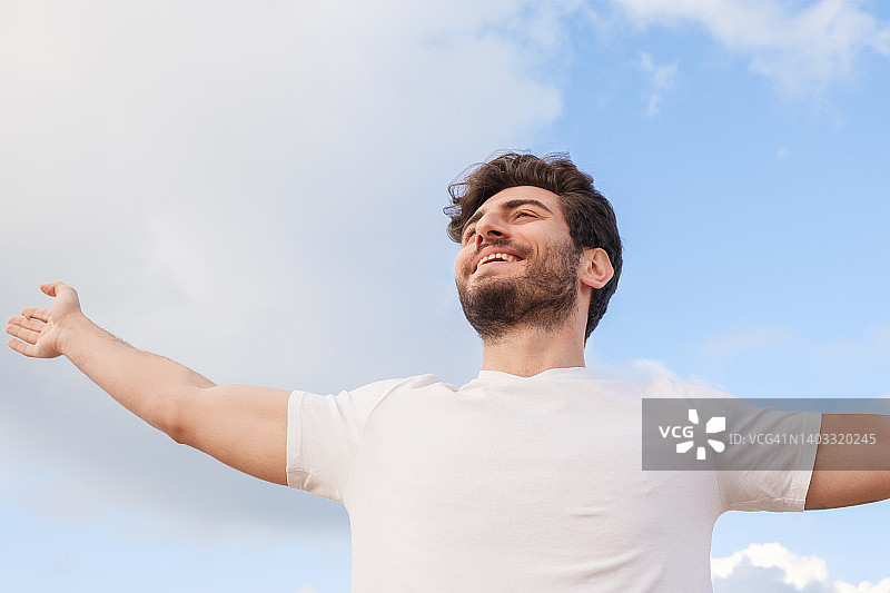 举起双臂，快乐成功的男人图片素材