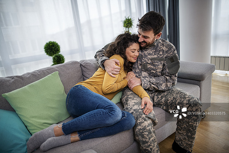 年轻军官和妻子在家中图片素材