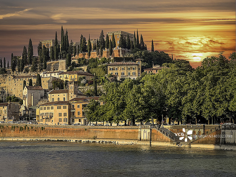 意大利维罗纳圣彼得城堡阿迪杰河日落景色图片素材