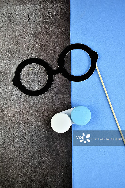 乡村蓝色背景上的隐形眼镜图片素材