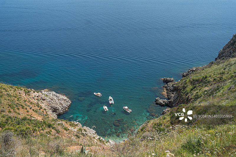 停泊在天然港口中的船只的鸟瞰图图片素材