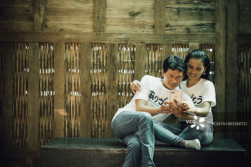 亚洲情侣自拍图片素材