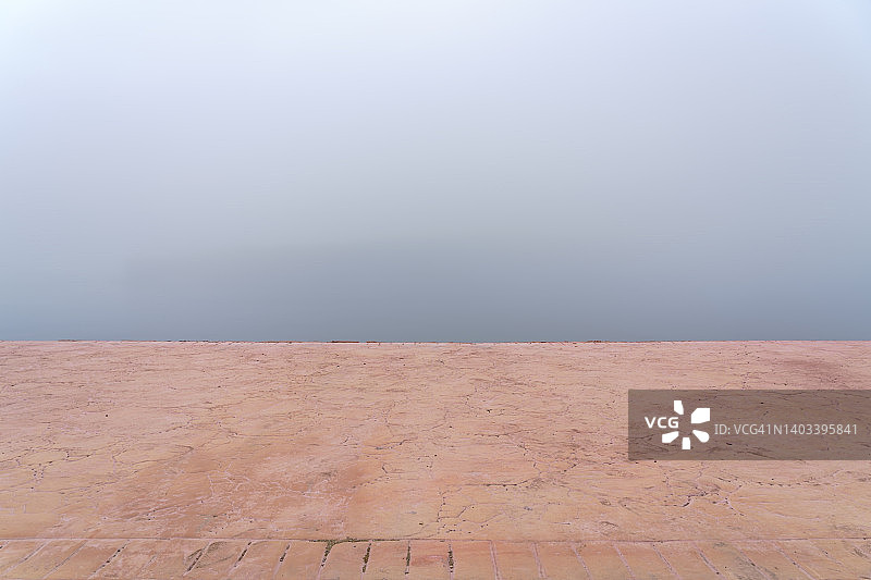 雾中海边的停车场图片素材