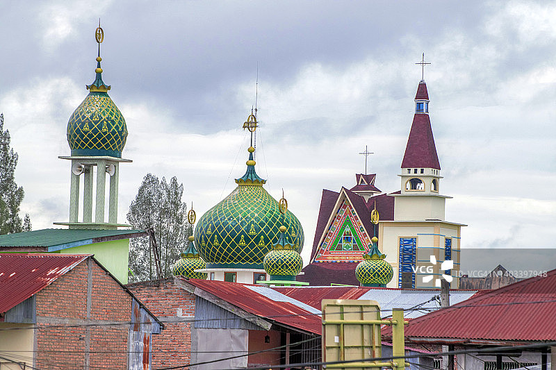 卡班贾赫的清真寺圆顶和教堂尖塔，卡罗之地，印度尼西亚图片素材
