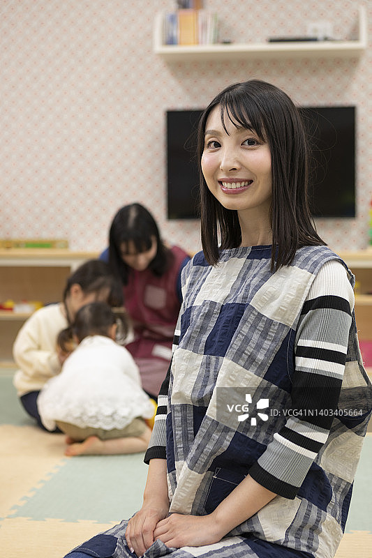 在幼儿园拍摄的幼教老师肖像图片素材