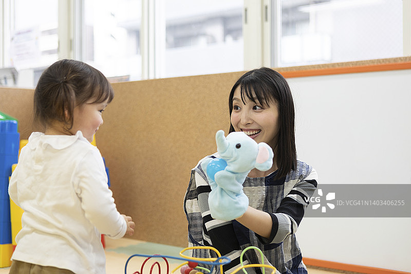 大象玩偶和女孩图片素材