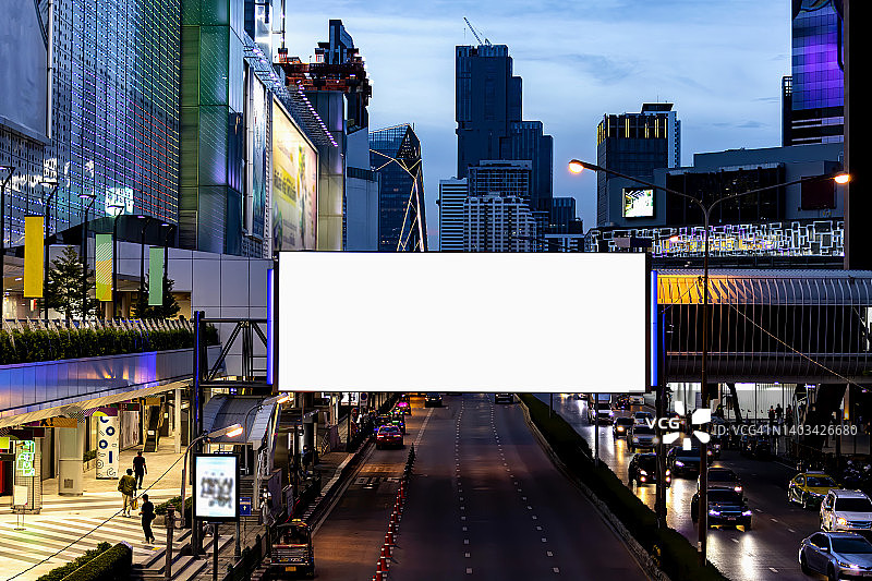 夜晚城市街道上的空白广告牌图片素材