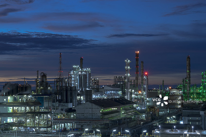 石油天然气石化工业区：炼油厂油罐和管道图片素材