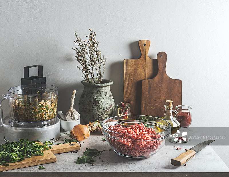灰色混凝土厨房台面肉末香草静物图片素材