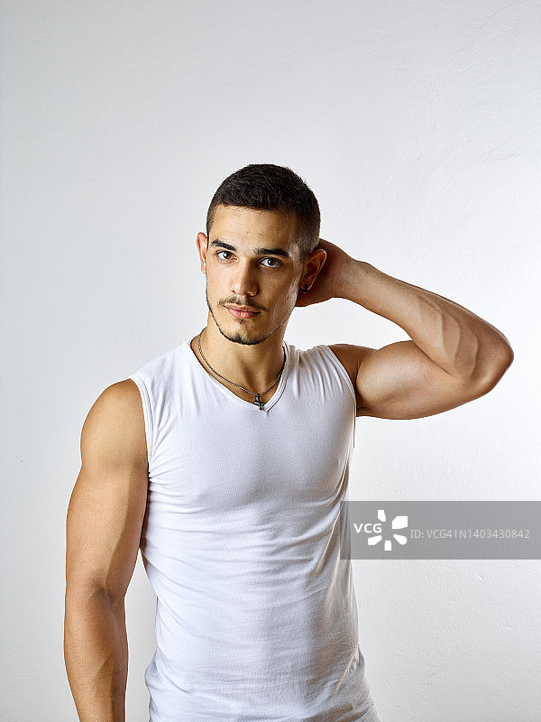 面部有疤痕的年轻男子肖像图片素材