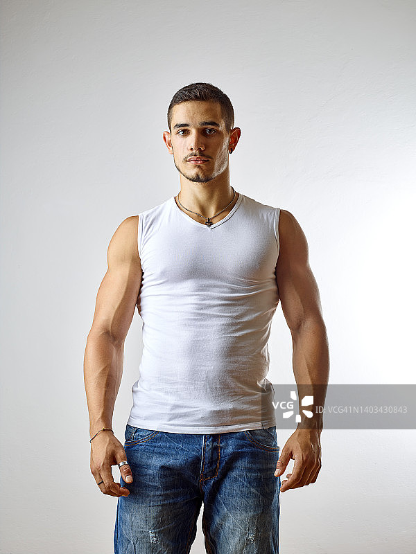 穿白色背心的年轻男人肖像图片素材