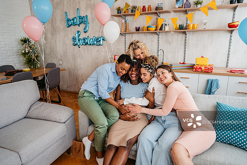 年轻女人在家举办迎婴派对图片素材
