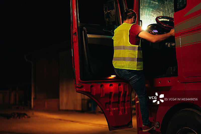 卡车司机登上卡车图片素材