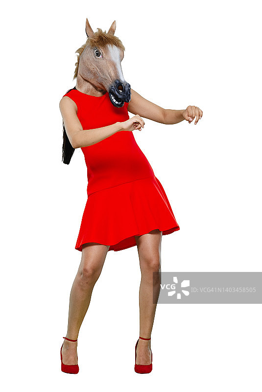 在白色背景前穿着服装跳舞的拉丁美洲裔年轻女子图片素材