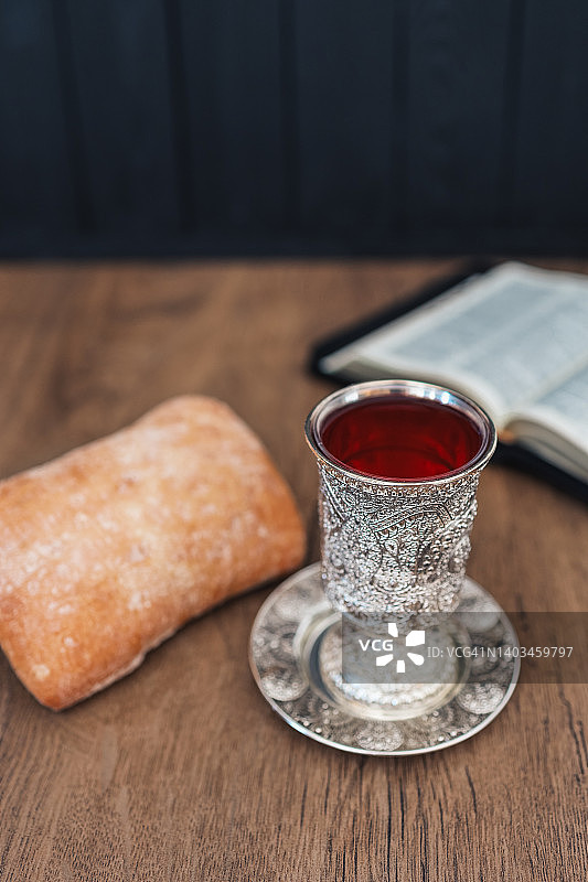 基督教圣餐：木制背景上的面包和葡萄酒图片素材